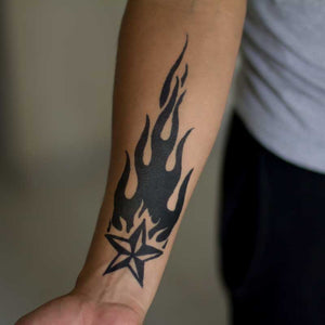 Long lasting temporary tattoo - semi permanent tattoo with shape of star and flames, created with black jagua ink and stencils.